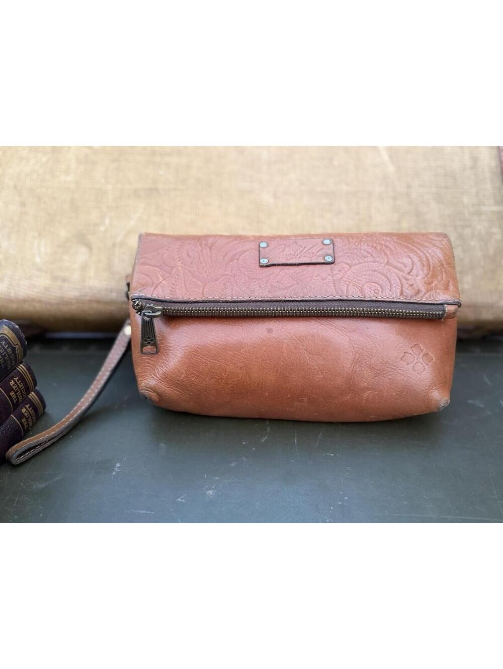 🤎Patricia Nash Brown Embossed Floral Clutch Wristlet Zip Closure Inner Pockets